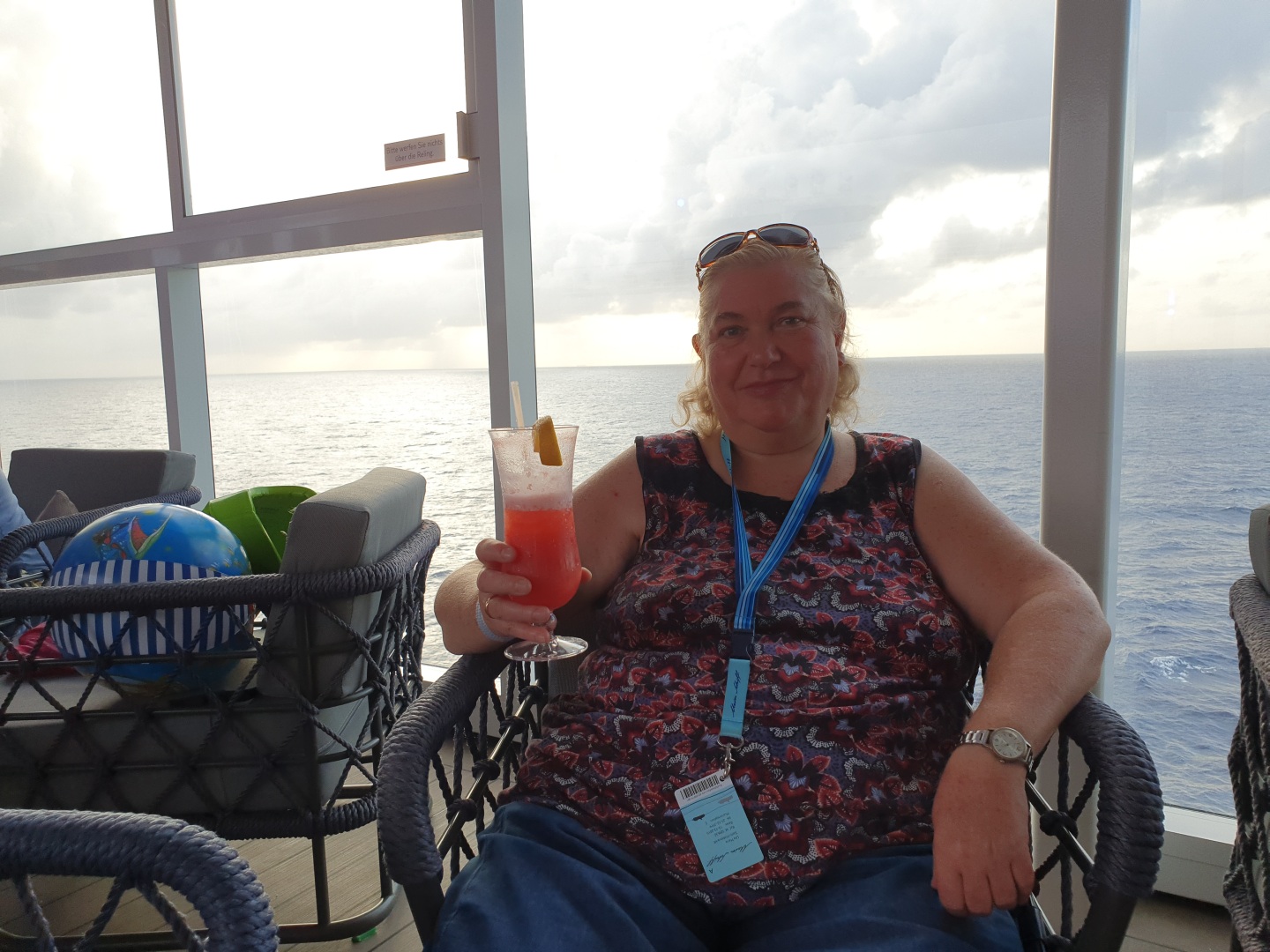 Coctail am Pool mit Meerblick -